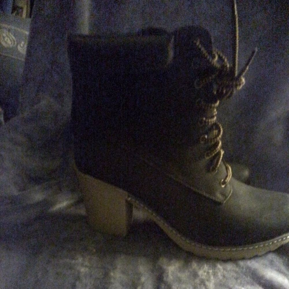 Heeled work boots bran new